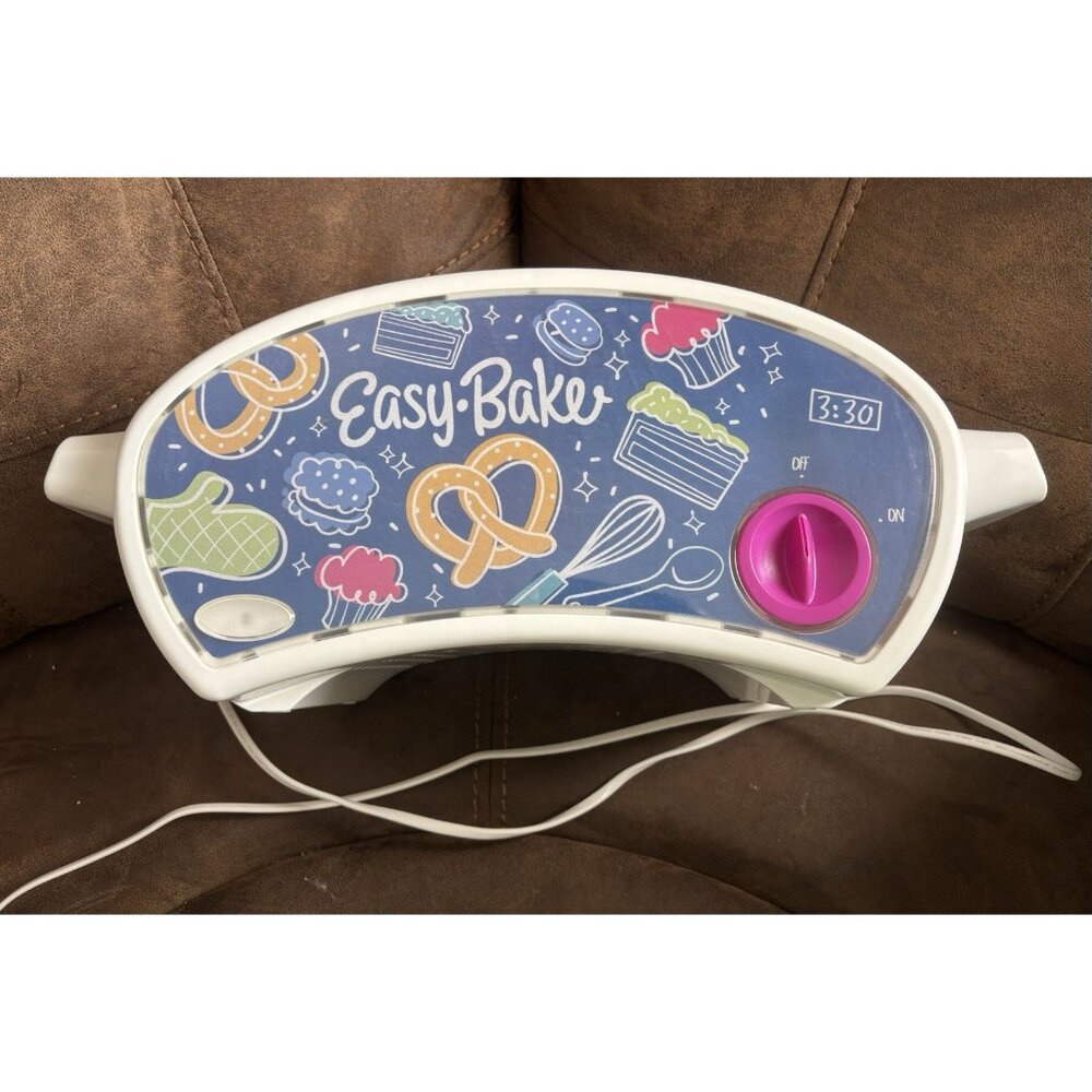 Hasbro Easy-Bake Ultimate Oven White Electric Toy Baking Set Model F0137 W/ Box - Picture 2 of 5